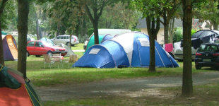 Camping : Réveillée par un inconnu qui lui lèche l’anus