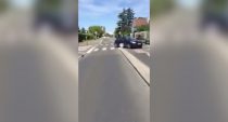 Achères : une voiture de la BAC percute un jeune en T-MAX (vidéo)