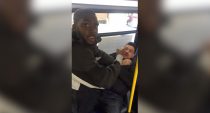 Un homme frappe et arrête un pédophile dans un bus (vidéo)