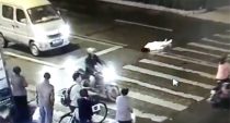 Une femme se fait écraser par deux voitures et meurt dans l’indifférence totale (vidéo)